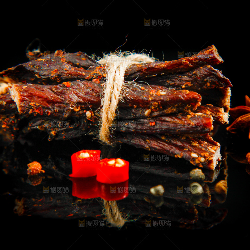 黑底上放着手撕牛肉干
