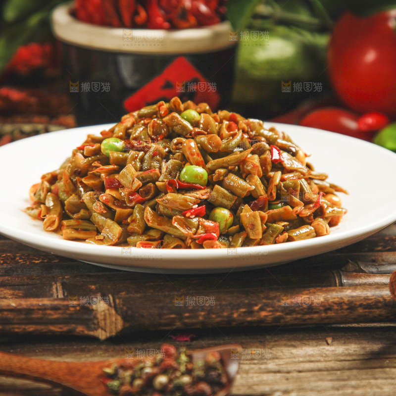 一盘酸豆角放在木底上