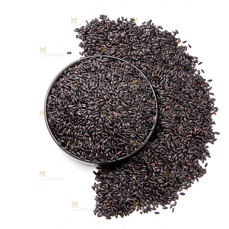 一碗东北黑米放在白底上