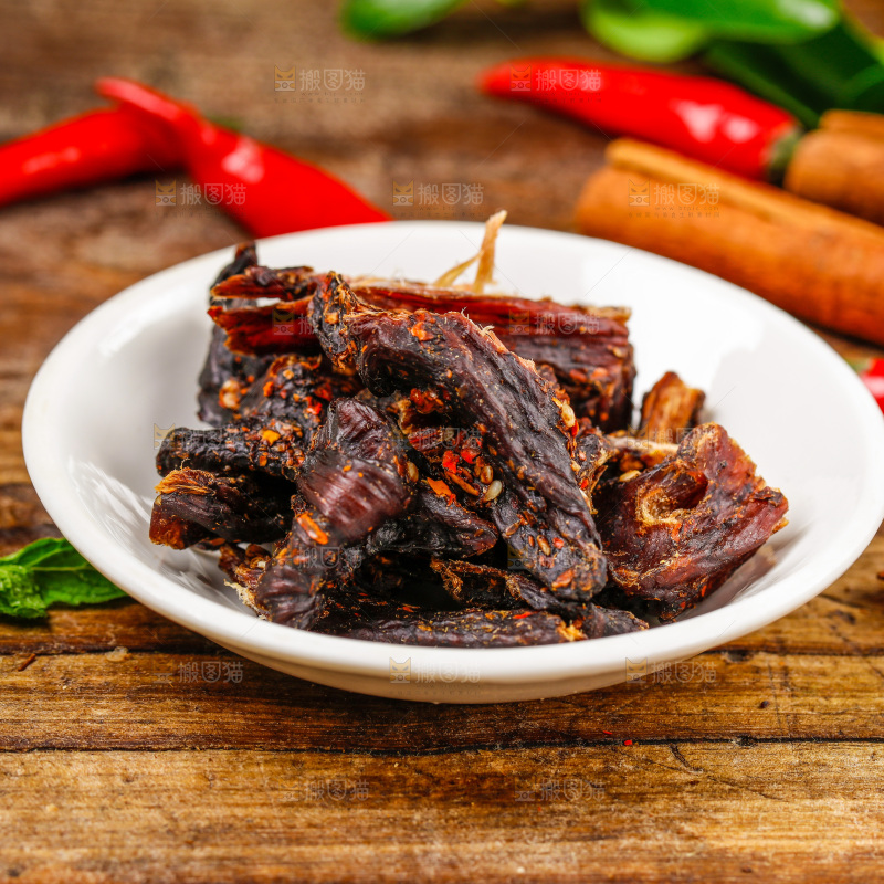 手撕牛肉干放在木底上