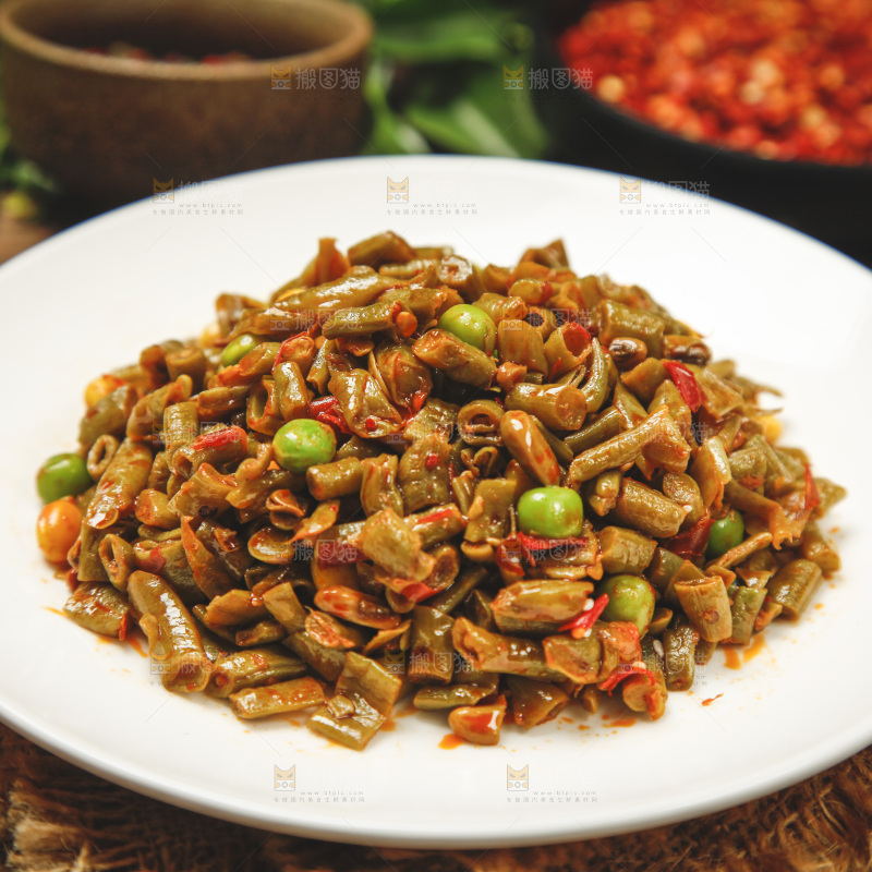 一盘酸豆角放在木底上