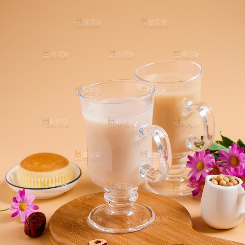 木板上放着一杯奶茶