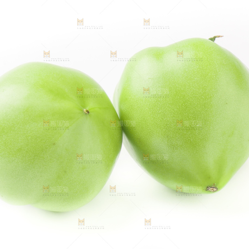 白底上放着青番茄