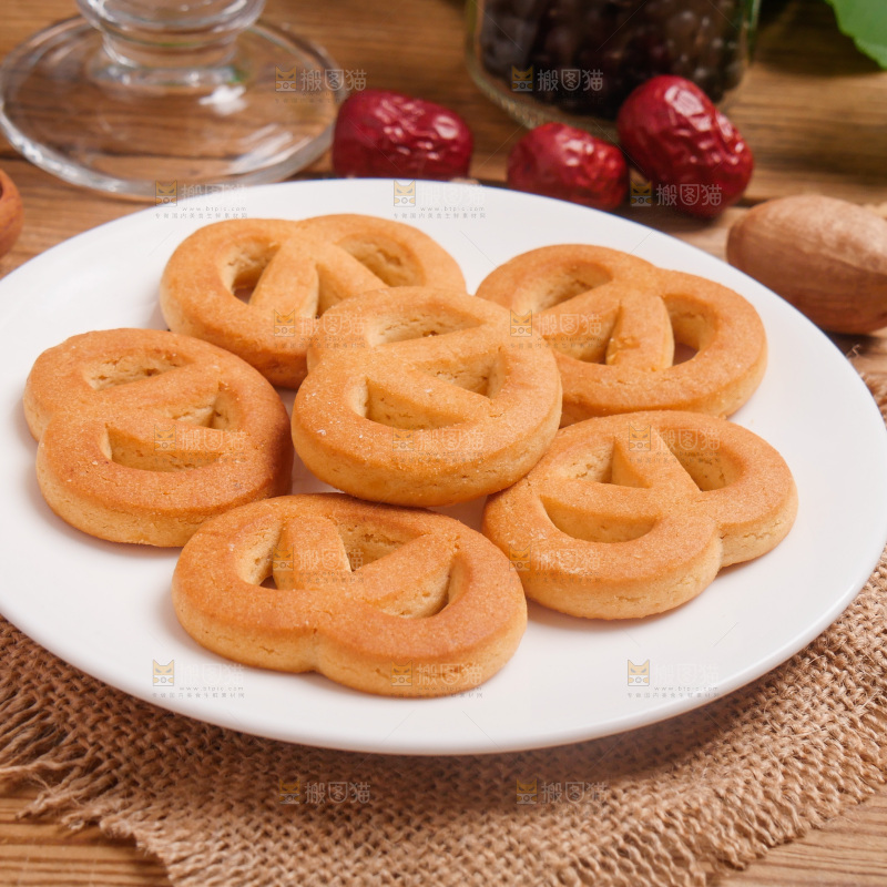 木底上放着一盘曲奇饼干