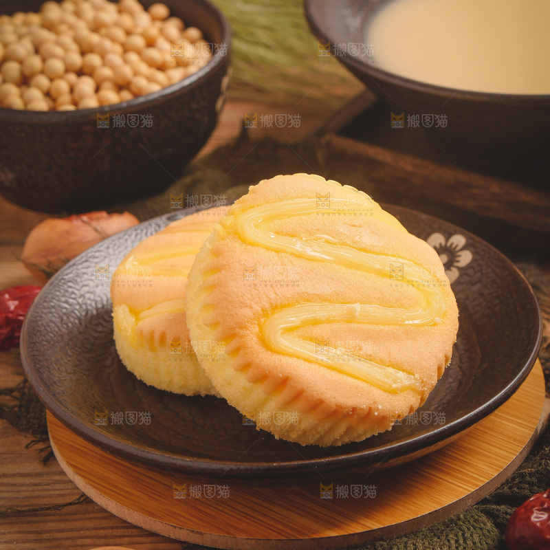 一碗芝士蛋糕放在木底上