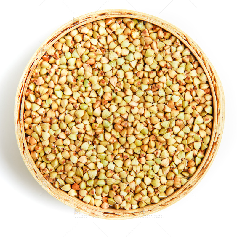 白底上放着一盘荞麦米