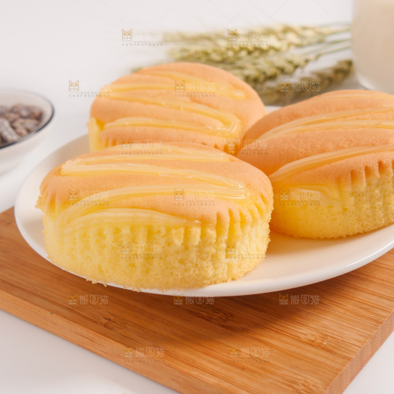 木板上放着一盘芝士蛋糕