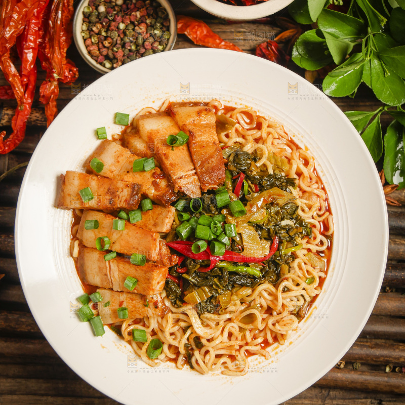 木底上放着一碗酸菜猪肉面