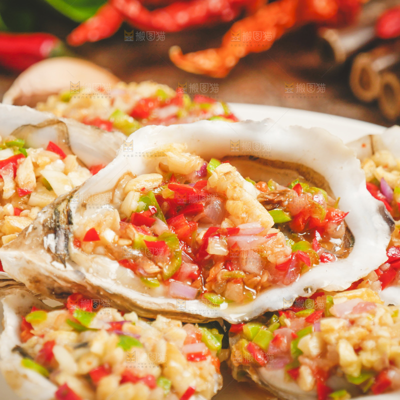 木底上放着一盘香辣生蚝