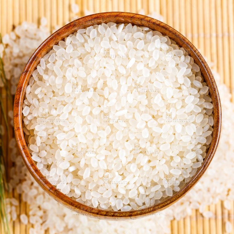 一碗珍珠米放在木底上