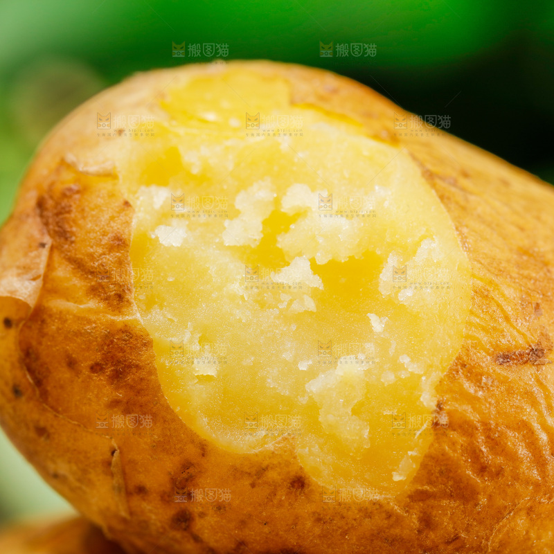 深底上的黄心土豆