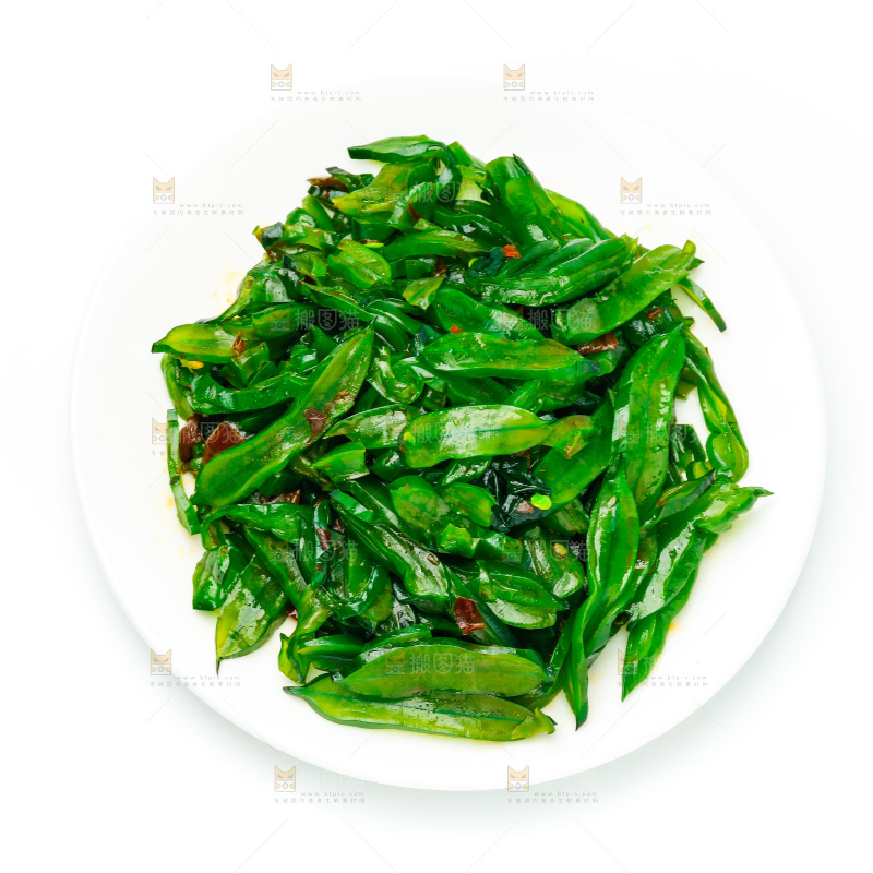 一盘香辣海白菜放在白底上