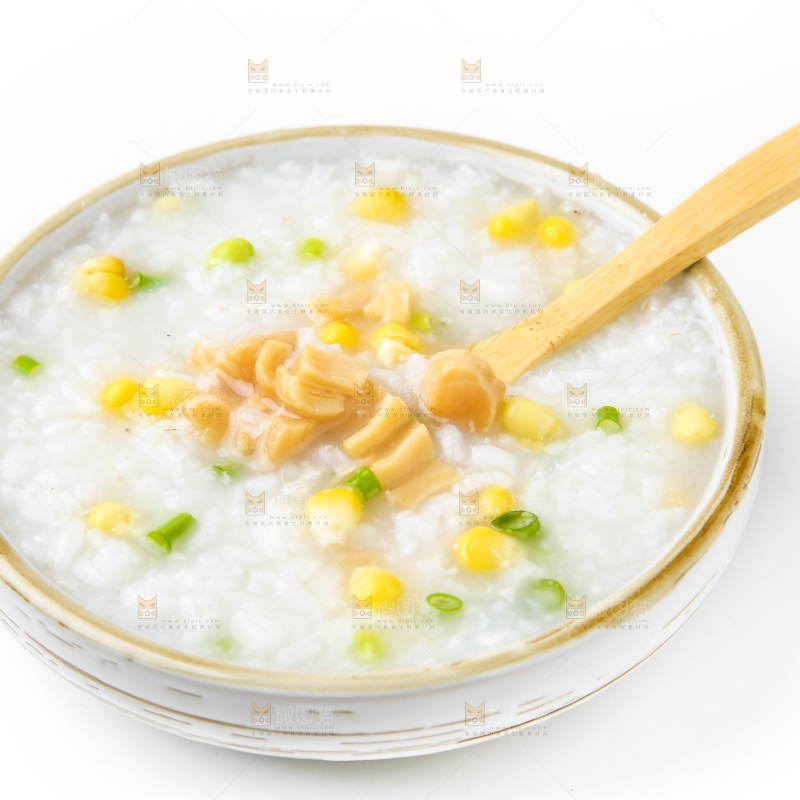 一碗玉米干贝粥放在白底上