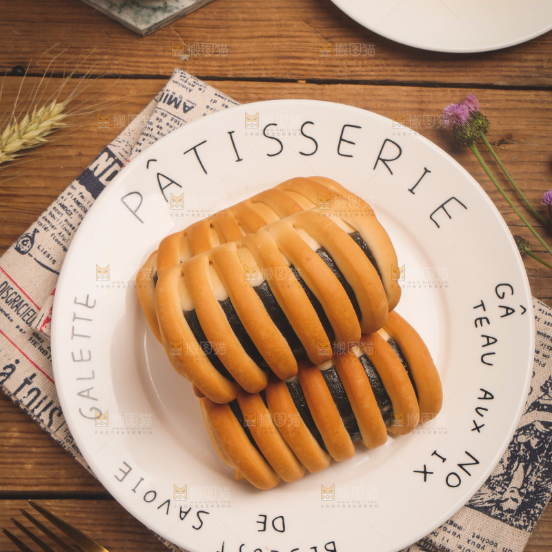 木底上放着一盘海苔面包