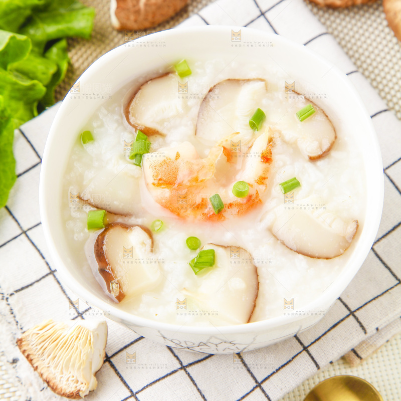 格子布上放着一碗香菇虾粥