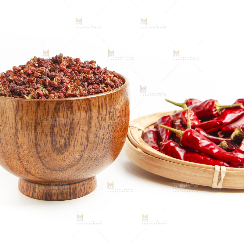 白底上的香料组合