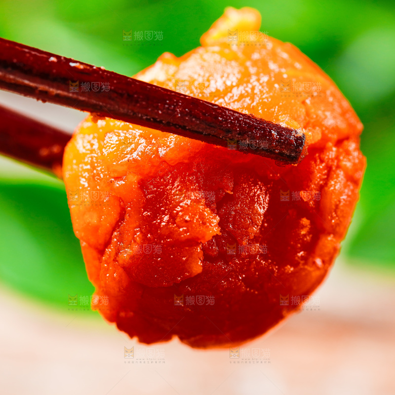 筷子夹着咸鸭蛋黄