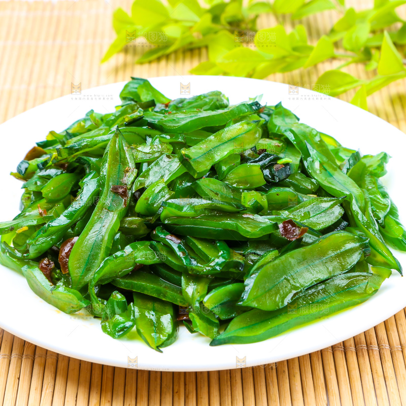 一盘香辣海白菜放在木底上