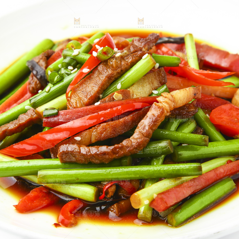 白底上放着一盘蒜苔炒肉