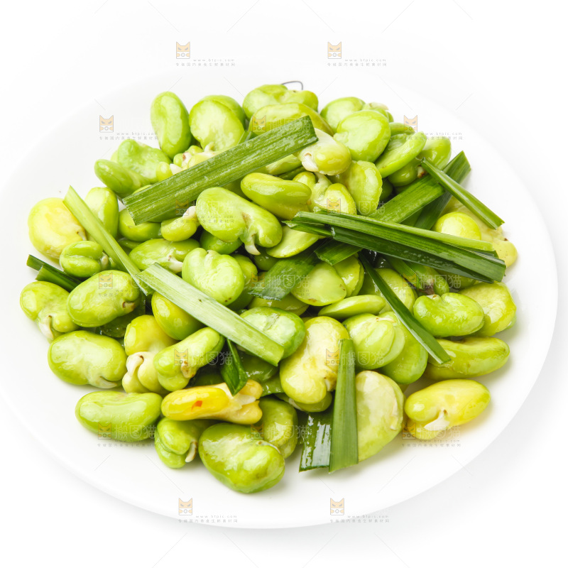 一盘素炒蚕豆放在白底上