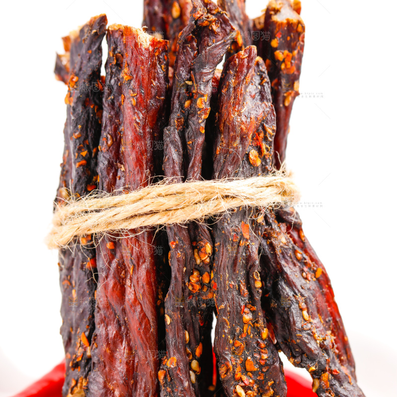 白底上的牛肉条