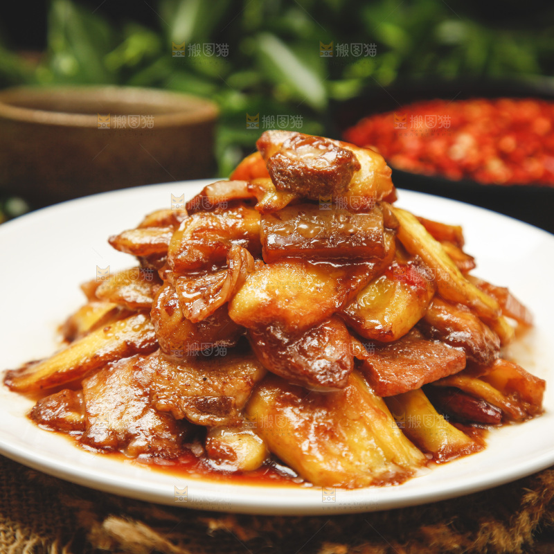 一盘小炒肉放在木底上