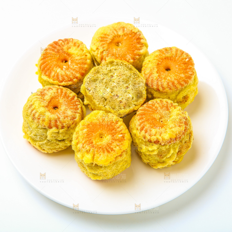 白底上放着一盘绿豆饼