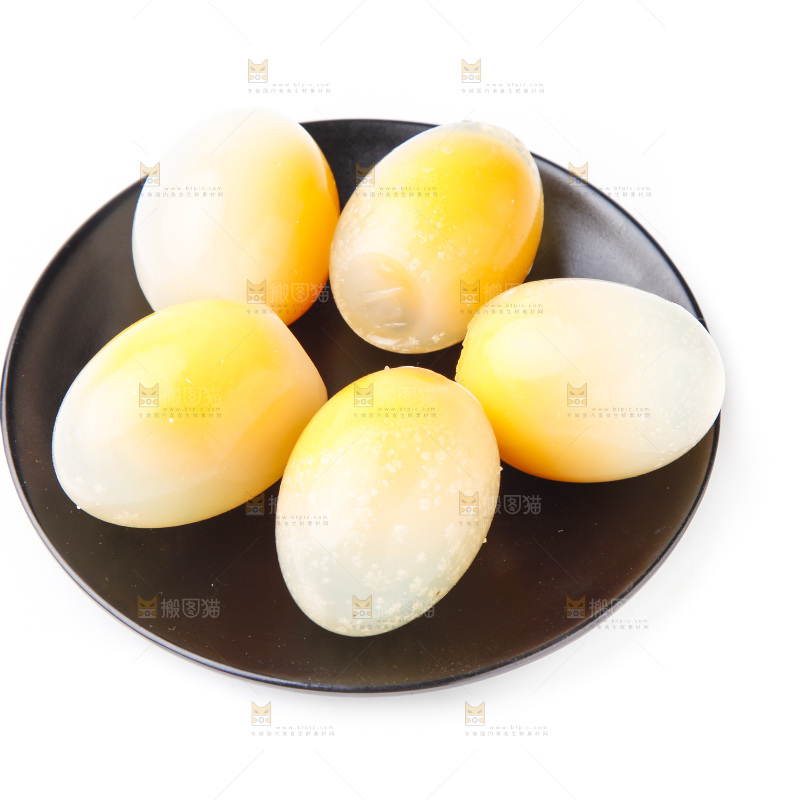 一盘糖心变蛋放在白底上