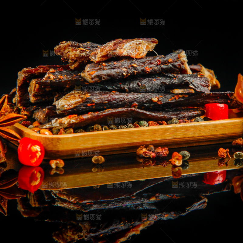 黑底上放着手撕牛肉干