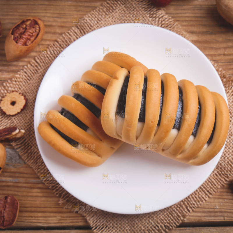 木底上放着一盘海苔面包