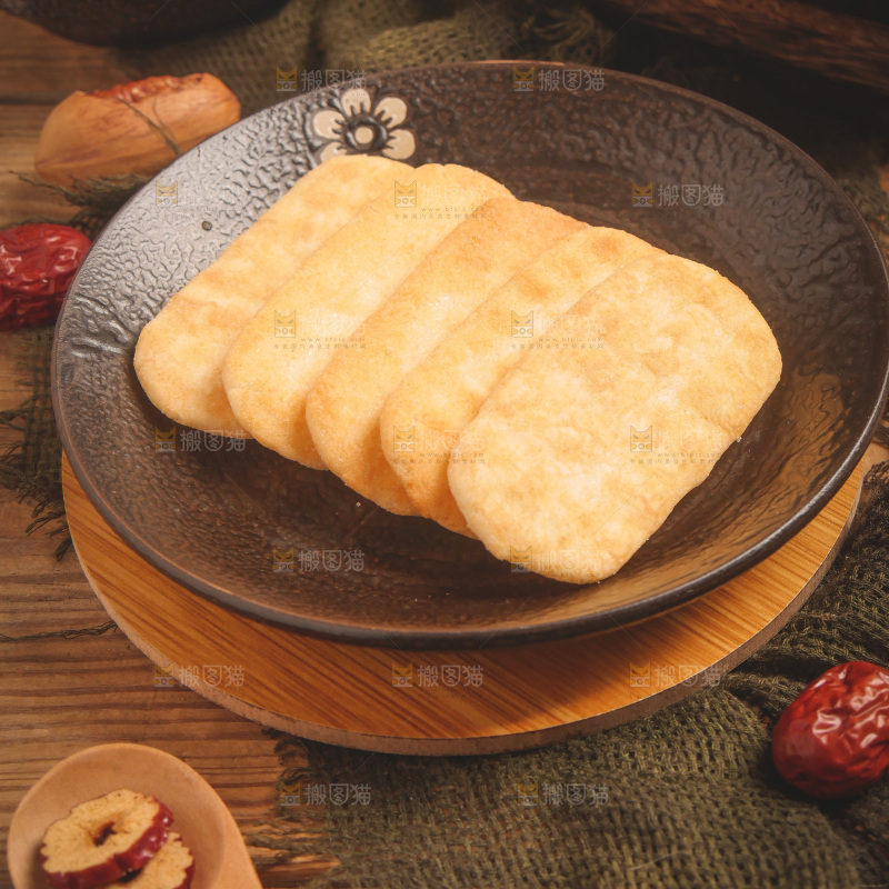 一盘雪饼放在木底上