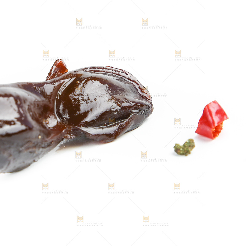 白底上的卤鸭胗