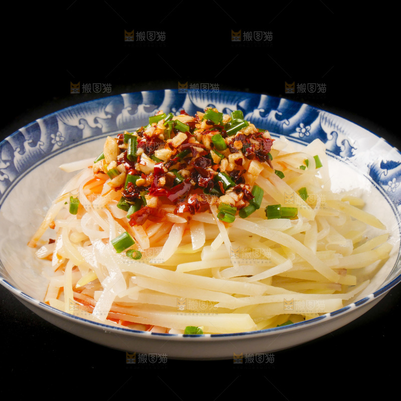 黑底上放着一盘凉拌土豆丝
