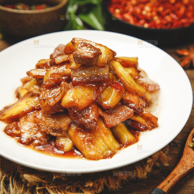 一盘小炒肉放在木底上