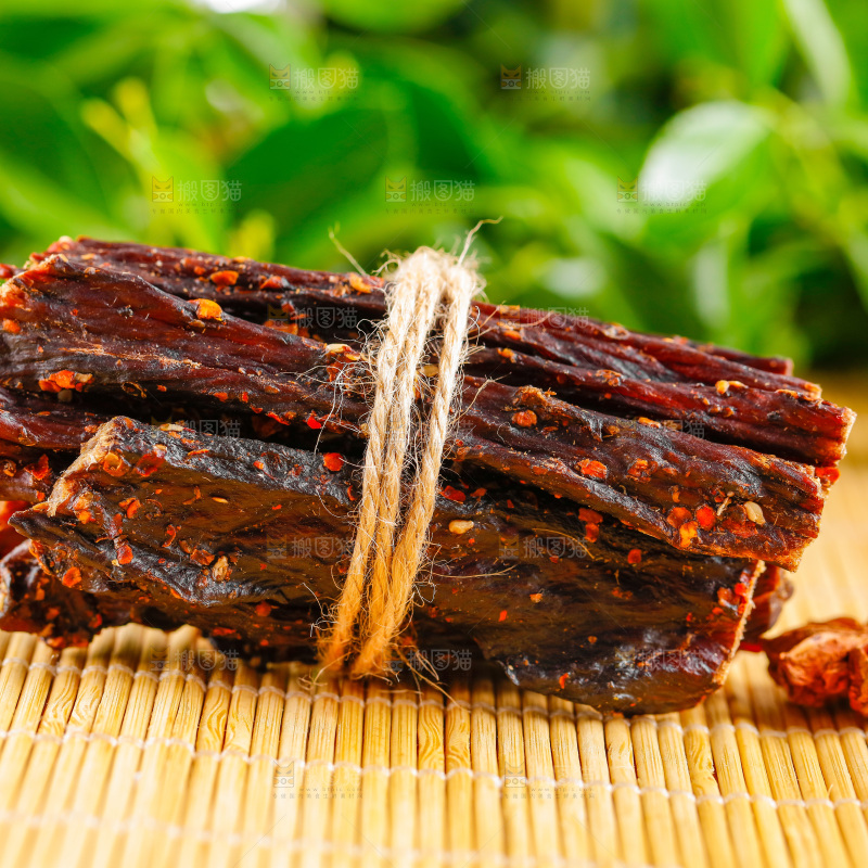 木底上放着内蒙古牛肉干