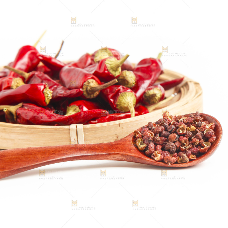 白底上的香料组合
