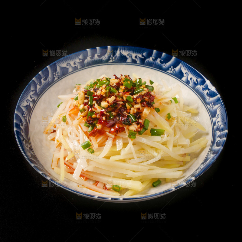 黑底上放着一盘凉拌土豆丝
