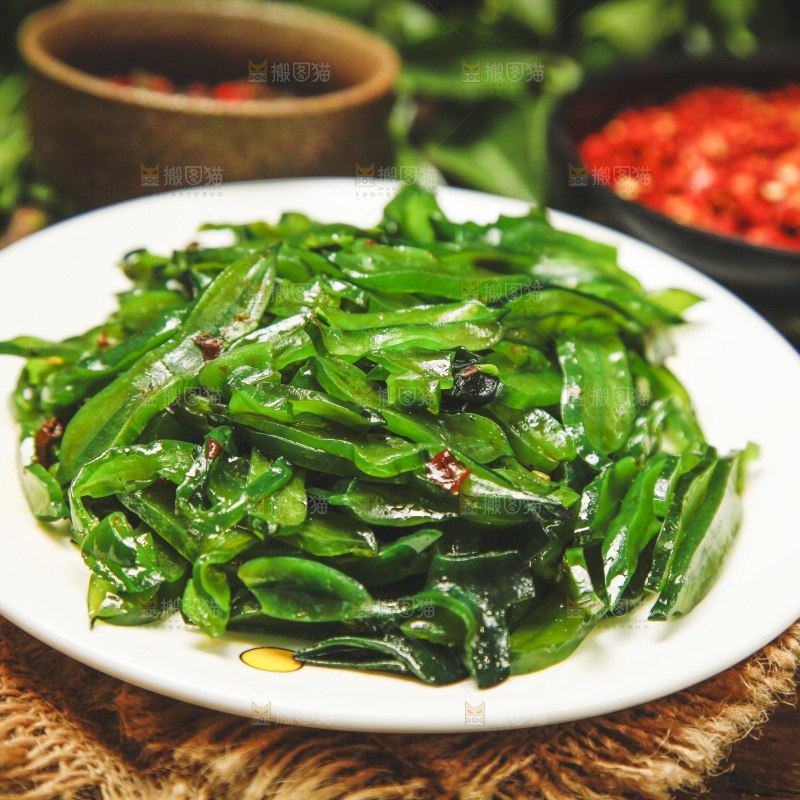 一盘香辣海白菜放在木底上
