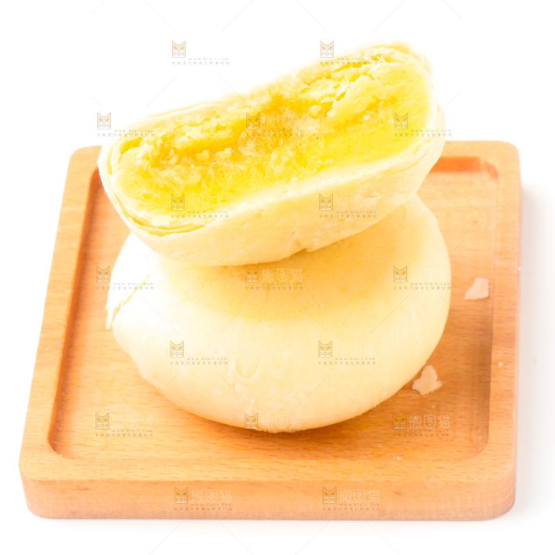 一盘榴莲饼放在白底上