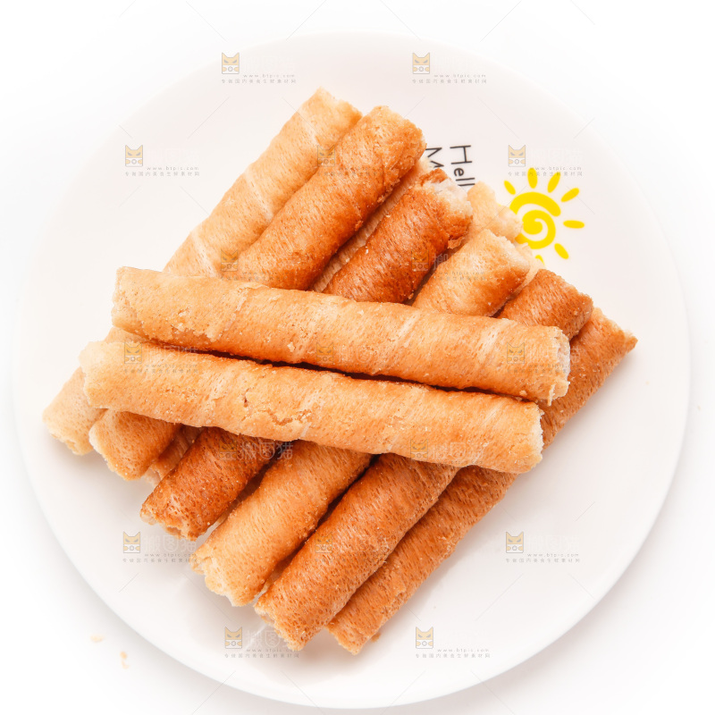 白底上放着鸡蛋卷