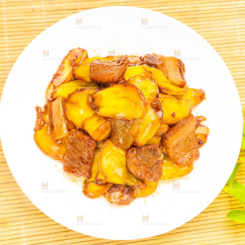 一盘小炒肉放在木底上