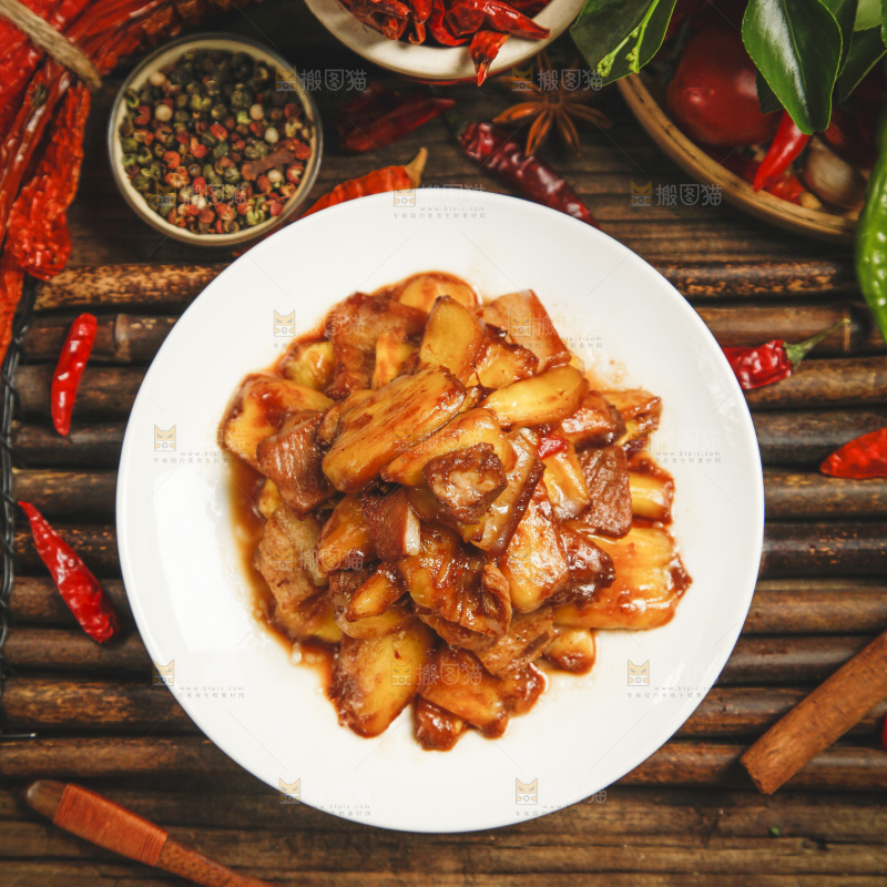 一盘小炒肉放在木底上