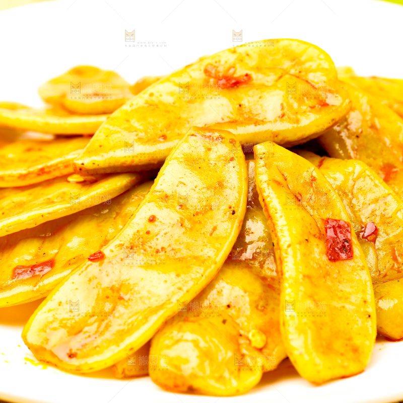 木底上放着一盘酸扁豆