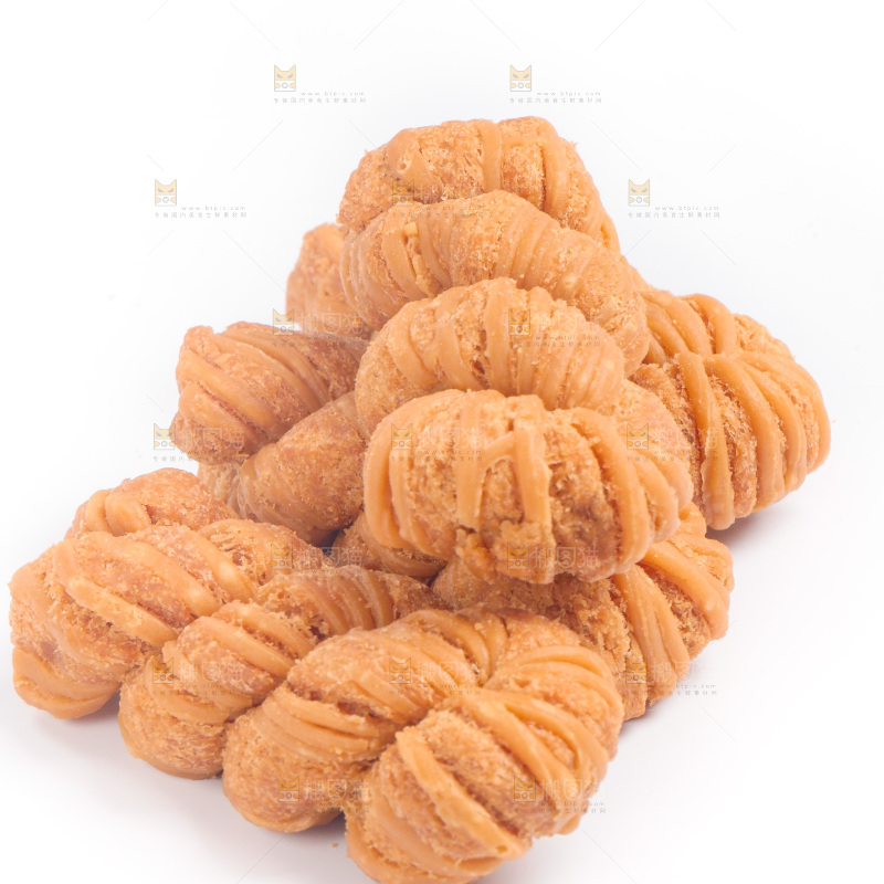 白底上放着香酥麻花