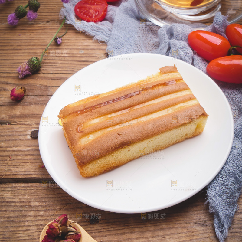 木底上放着一盘芝士蛋糕