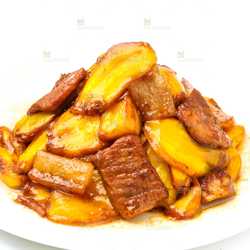 白底上放着一盘小炒肉