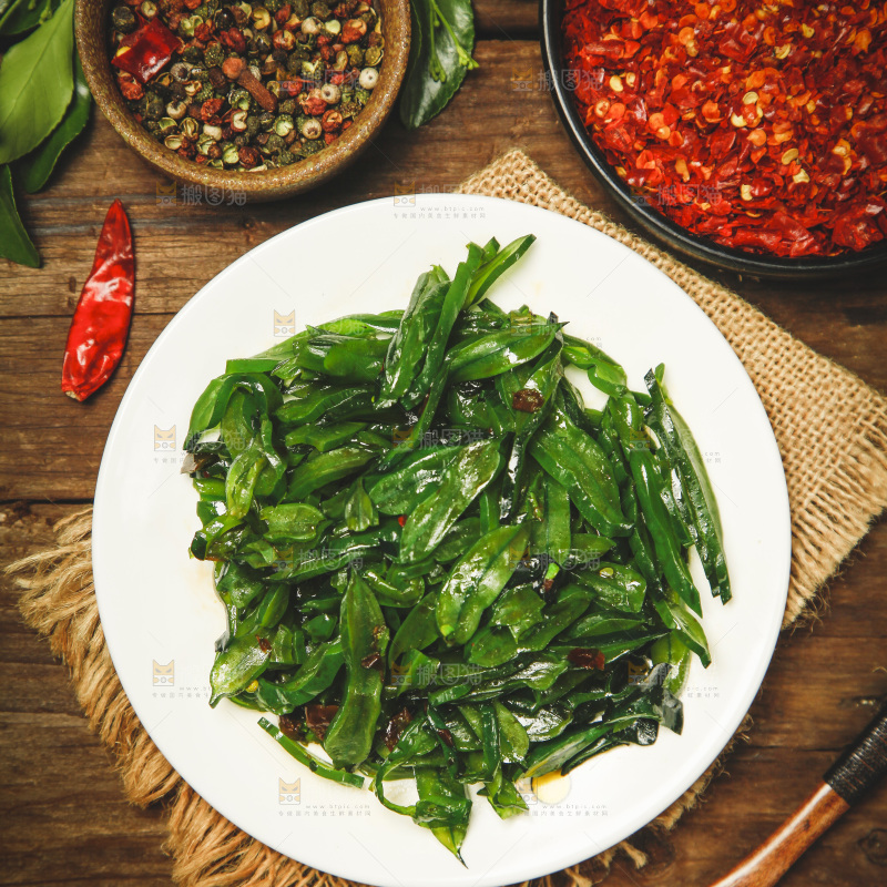 一盘香辣海白菜放在木底上