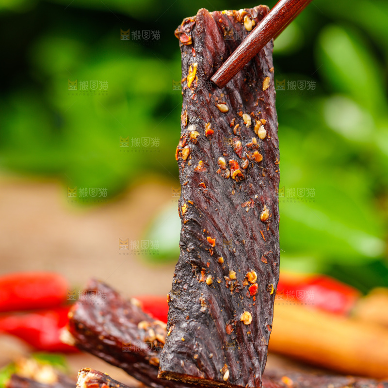 筷子夹着牛肉干