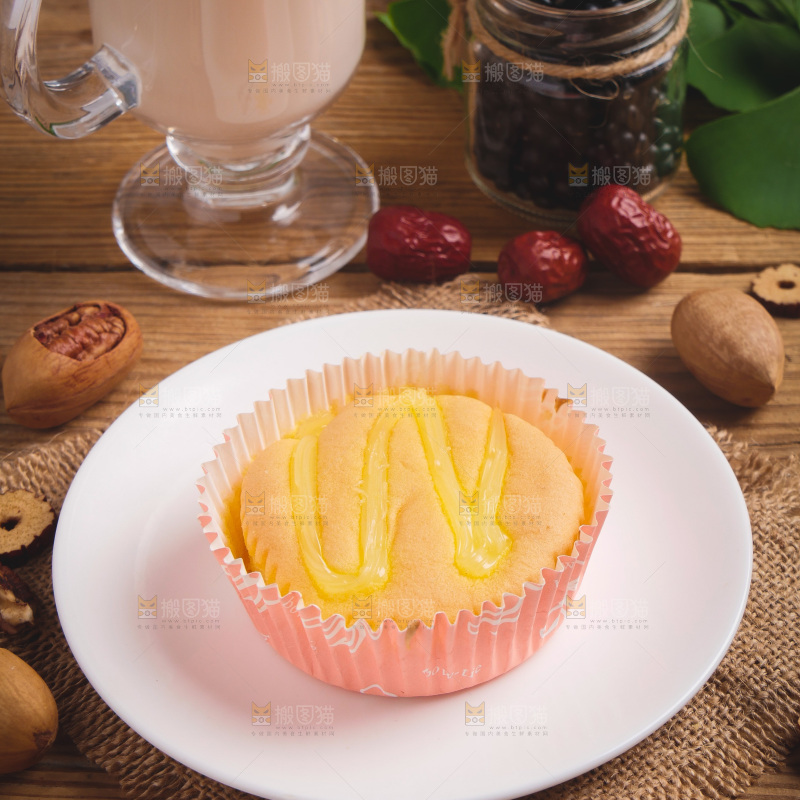 木底上放着一盘芝士蛋糕
