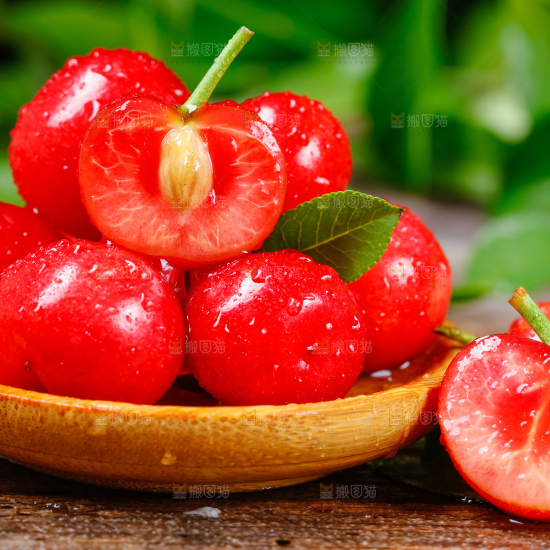 新鲜樱桃放在木底上